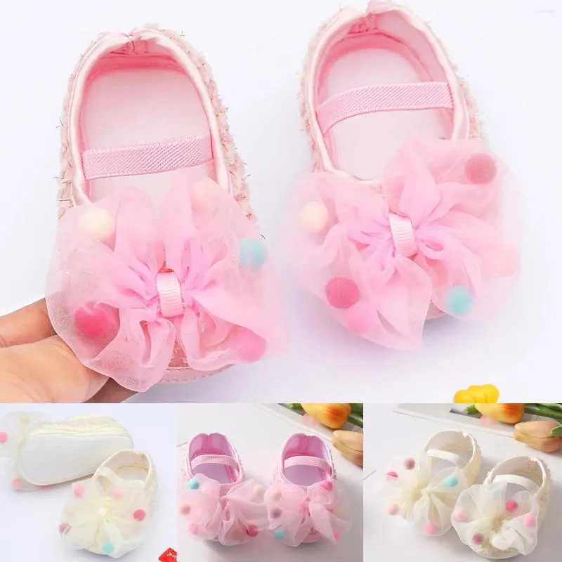 Chaussures de princesse pour bébés en bas âge, sandales à fleurs mignonnes, baskets à nœud papillon pour filles, plates en dentelle fleur