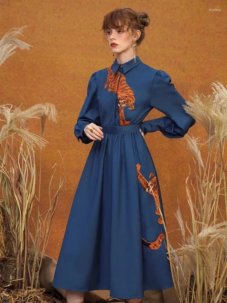 Sukienki na co dzień 2023 Autumn Kobiet Tiger Hafted Sukienka z długim rękawem