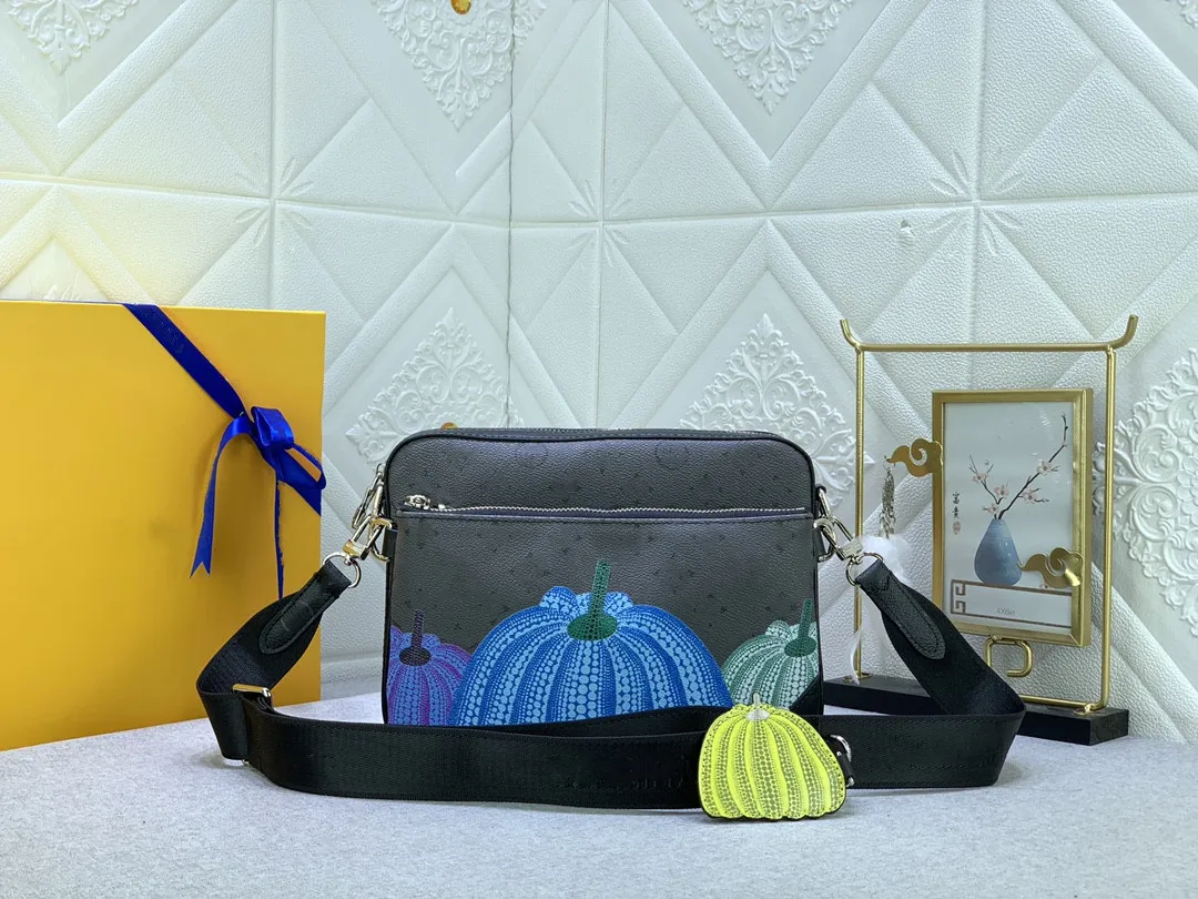 Yayoi Kusama Мужская роскошная дизайнерская сумка TRIO Eclipse Reverse Canvas Сумки через плечо Комплект из 2 предметов Кожаная сумка через плечо с кошельком Кошелек Черный M69443