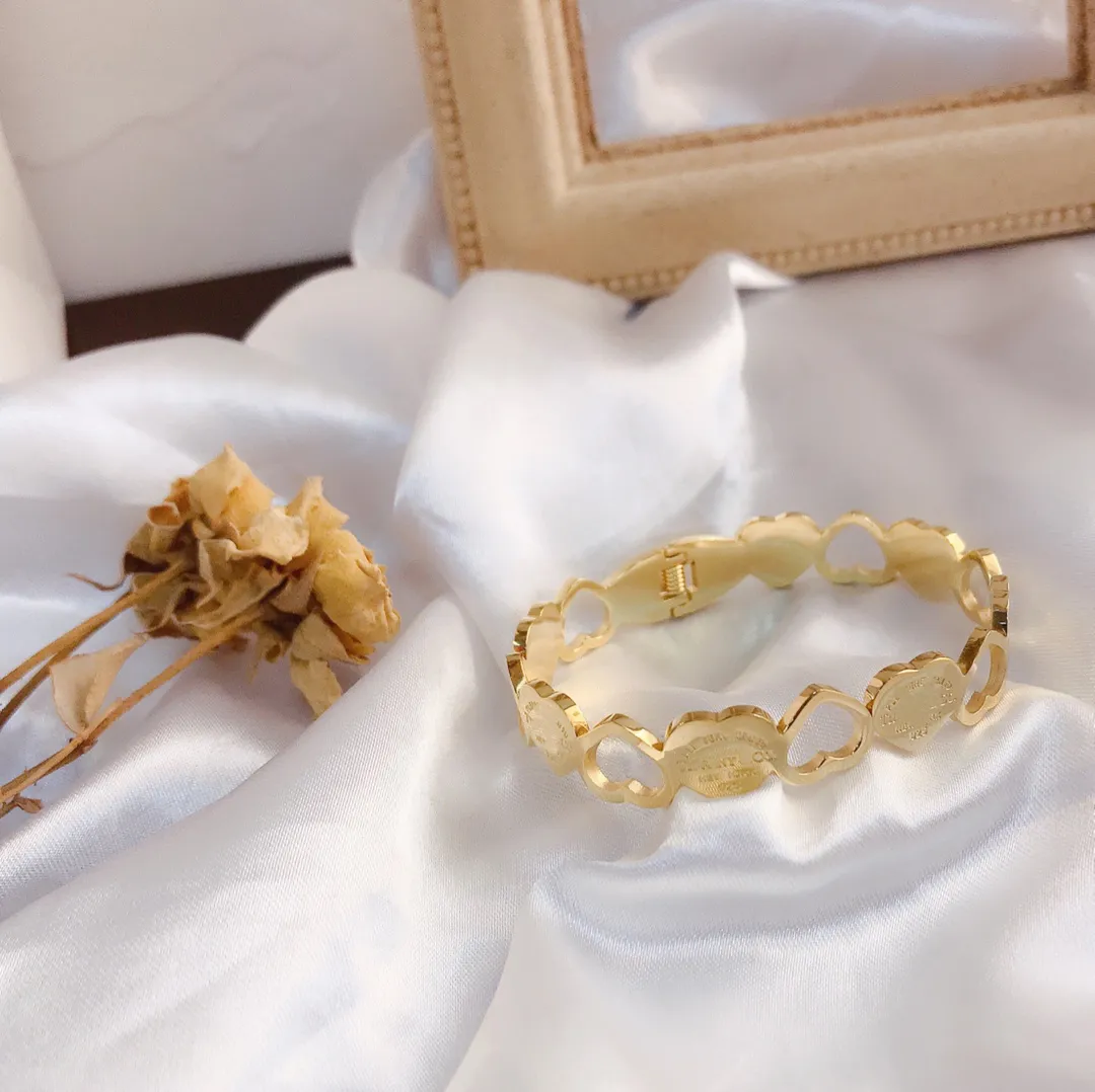 Designer Wedding Bangle Bracelet Pendant Gold Plated Heart hollow out Fashion Design Popular Emed Stamp Brand Letters_voghion.com
