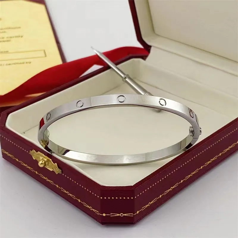 Titanium Classic Steel Bangle Armband med skruvkvinnor Mannen Lovmönster Lyxig designer gåva från C Family Gold Sier Diamonds Non Fading Jewelry