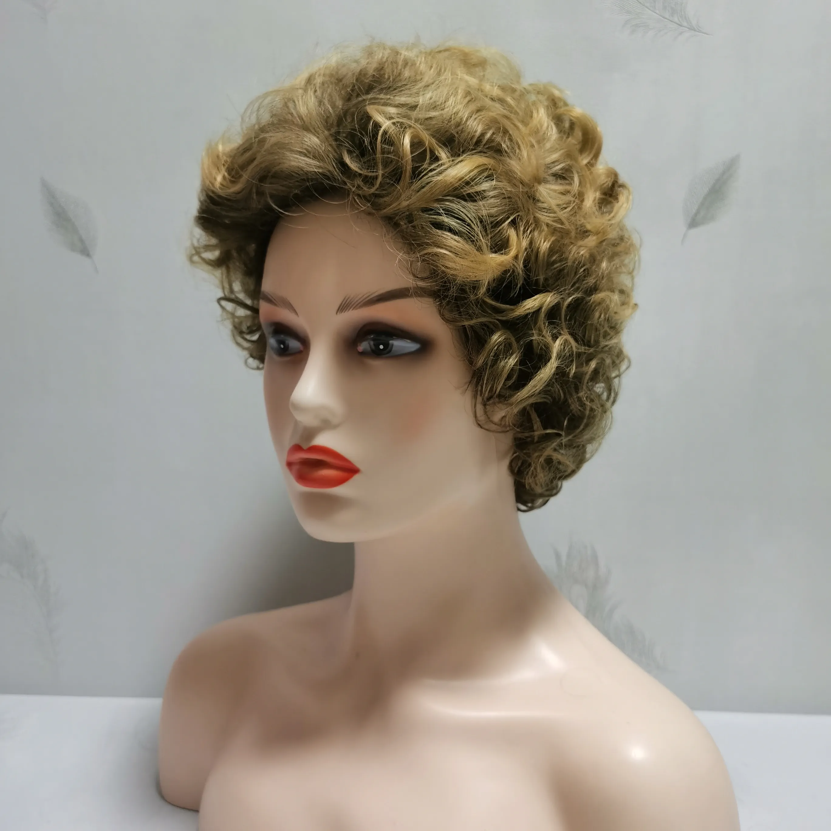 Femmes Wigs synthétiques Puffes couchées courtes pliphes droits coupés ombres Couleur impertinente Mélange Natura Natura Full Wig French Deep