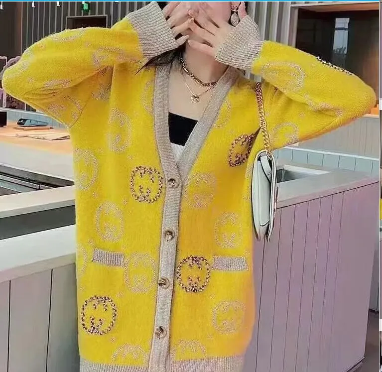 Nuevos cardigans de diseñador para mujer Suéteres de punto yewllow con cuentas doradas de lujo Mujer casual suelto para mujer con cuello en V jakcets knnited