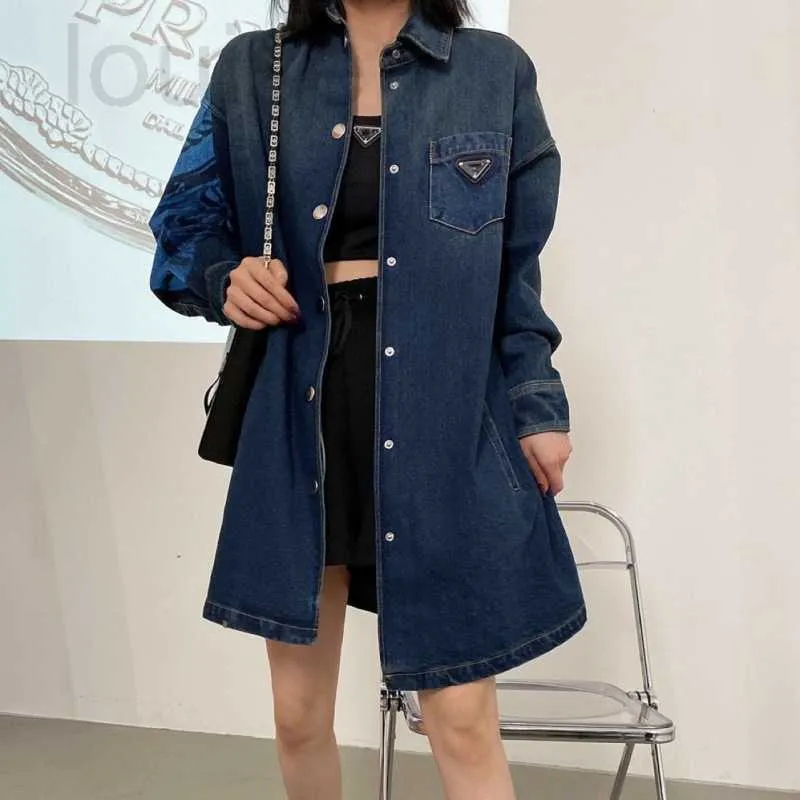 Kvinnors polos designer 2022 Tidig höst New Chest Bag Triangle Logo Snap Lapel slitna denim Coat Women Y67o