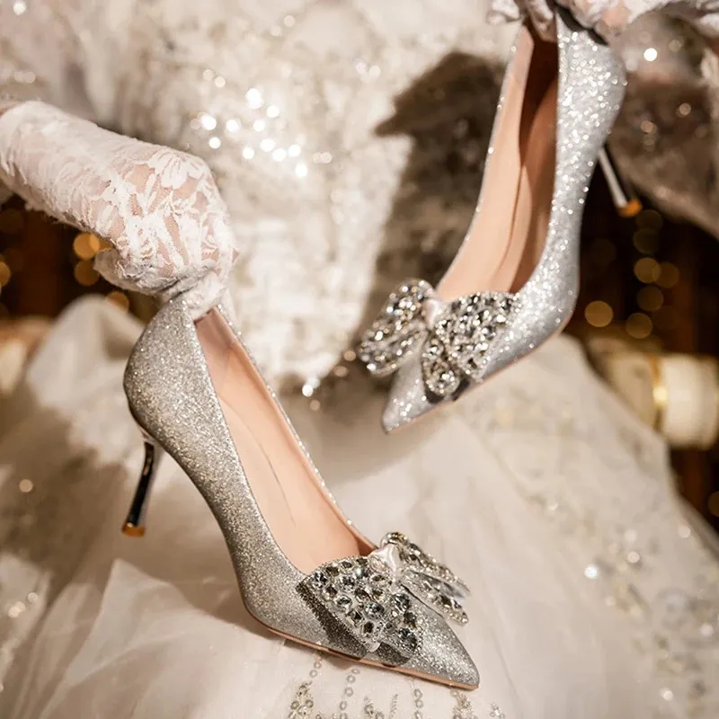 Scarpe eleganti Scarpe da sposa con strass di lusso Scarpe da sposa da donna Paillettes lucide Tacchi sottili Décolleté Donna Nastro Bowknot Scarpe con tacco alto Mujer 231108