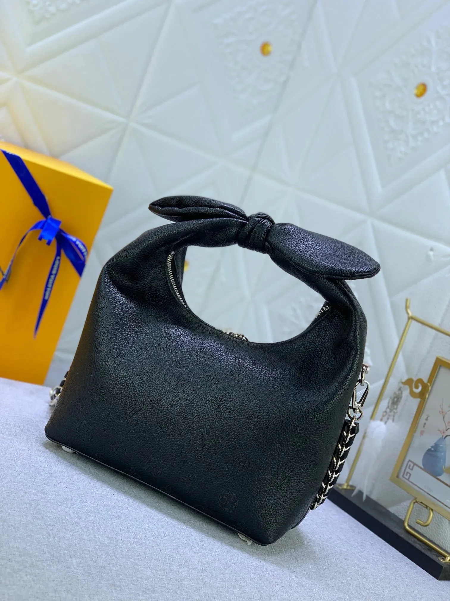 Delikli mahina deri omuz çantası m20700 krem ​​bej kadın düğüm şekilli tasarımcı sapı örgülü zincir lüks çapraz gövde bir kaliteli siyah açık mavi 28 x 34 x 12