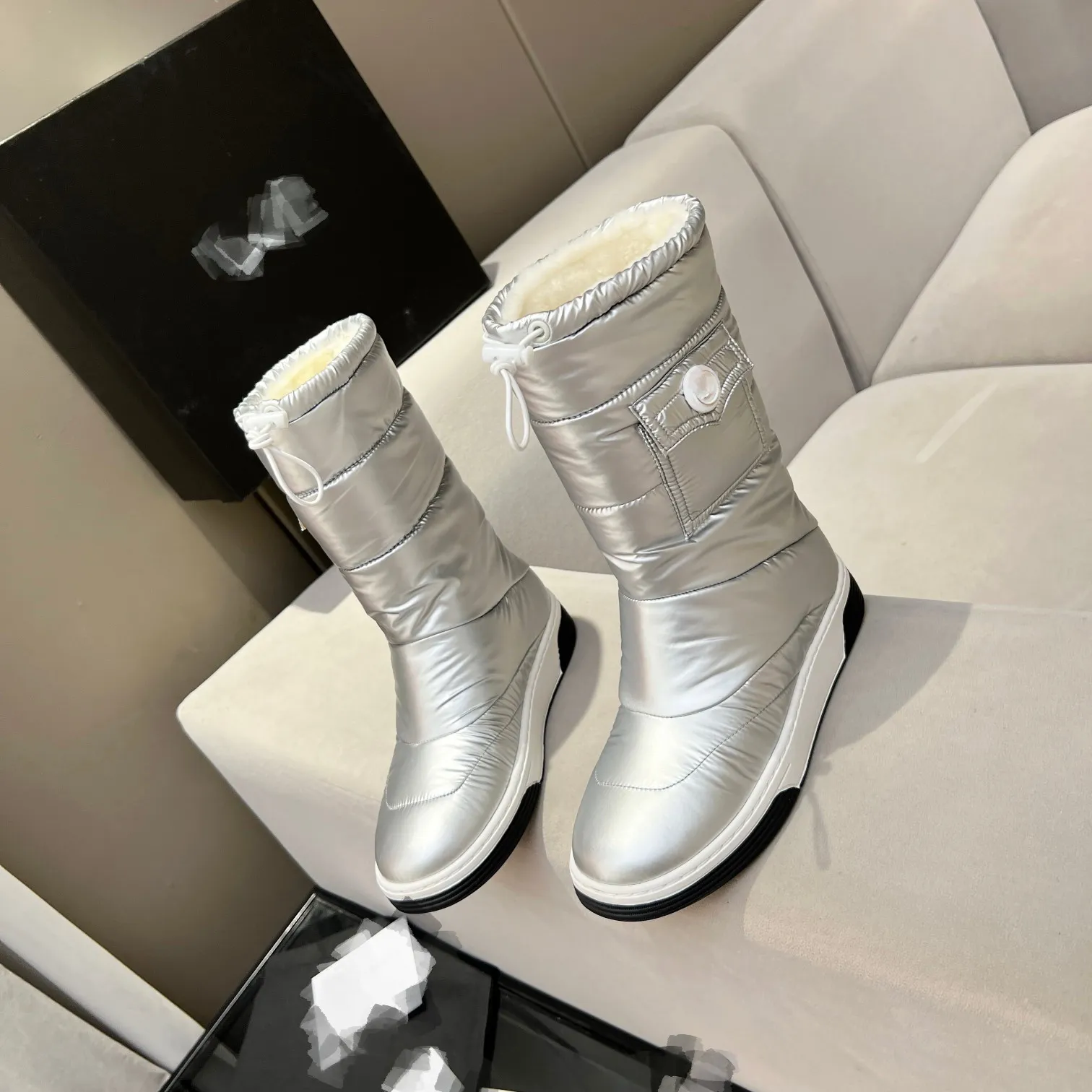 Metallic snow clearance boots