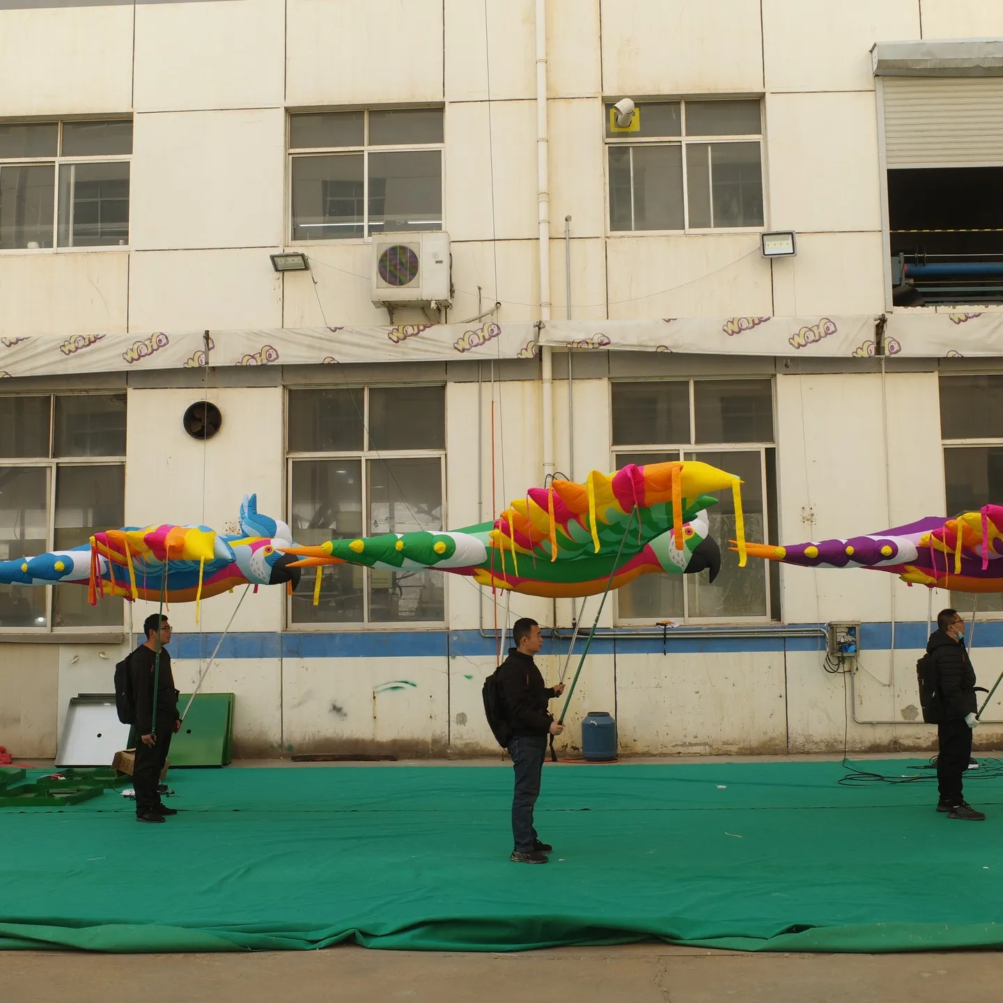 Parrot de balão infláveis ​​infláveis ​​com animais com tira e soprador de LED para decoração de desfile