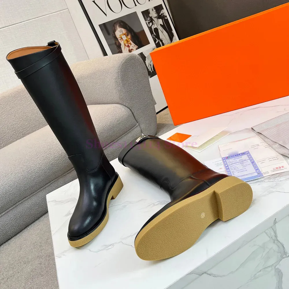 Luxurys marca alta bota mulheres senhoras bezerro fivela botas altas suaves deslizamento em bloqueio de metal designers cavaleiro salto robusto joelho-alto apartamentos sola de borracha andando dedo do pé redondo