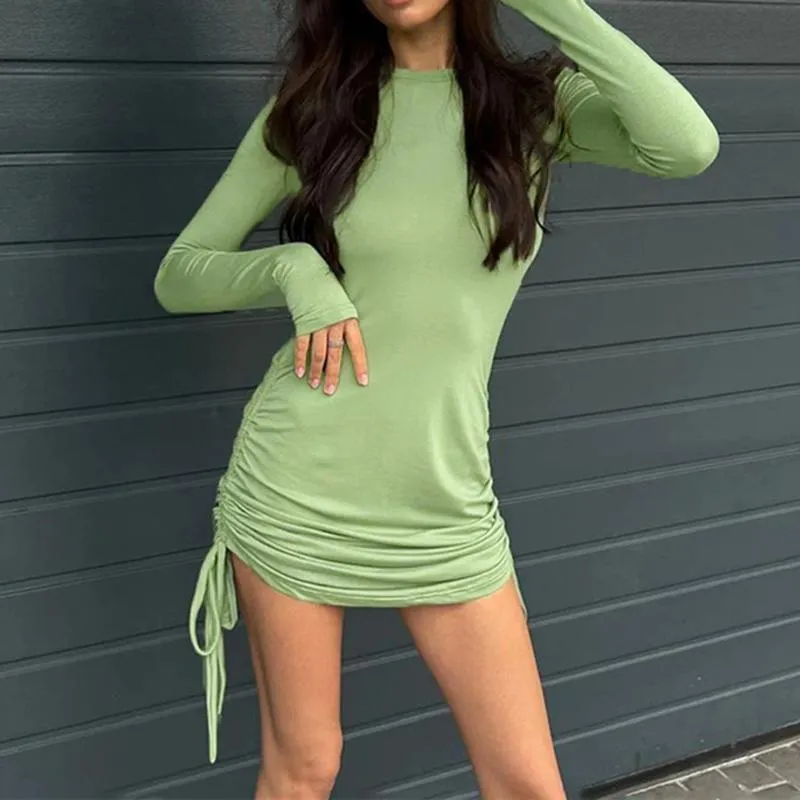 Femme en robe top moulante dans la rue