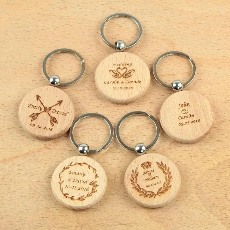 Party Favor 10pcs Logo de mariage personnalisé gravé Nom de la mariée et du marié Porte-clés en bois Favorise les cadeaux pour les invités