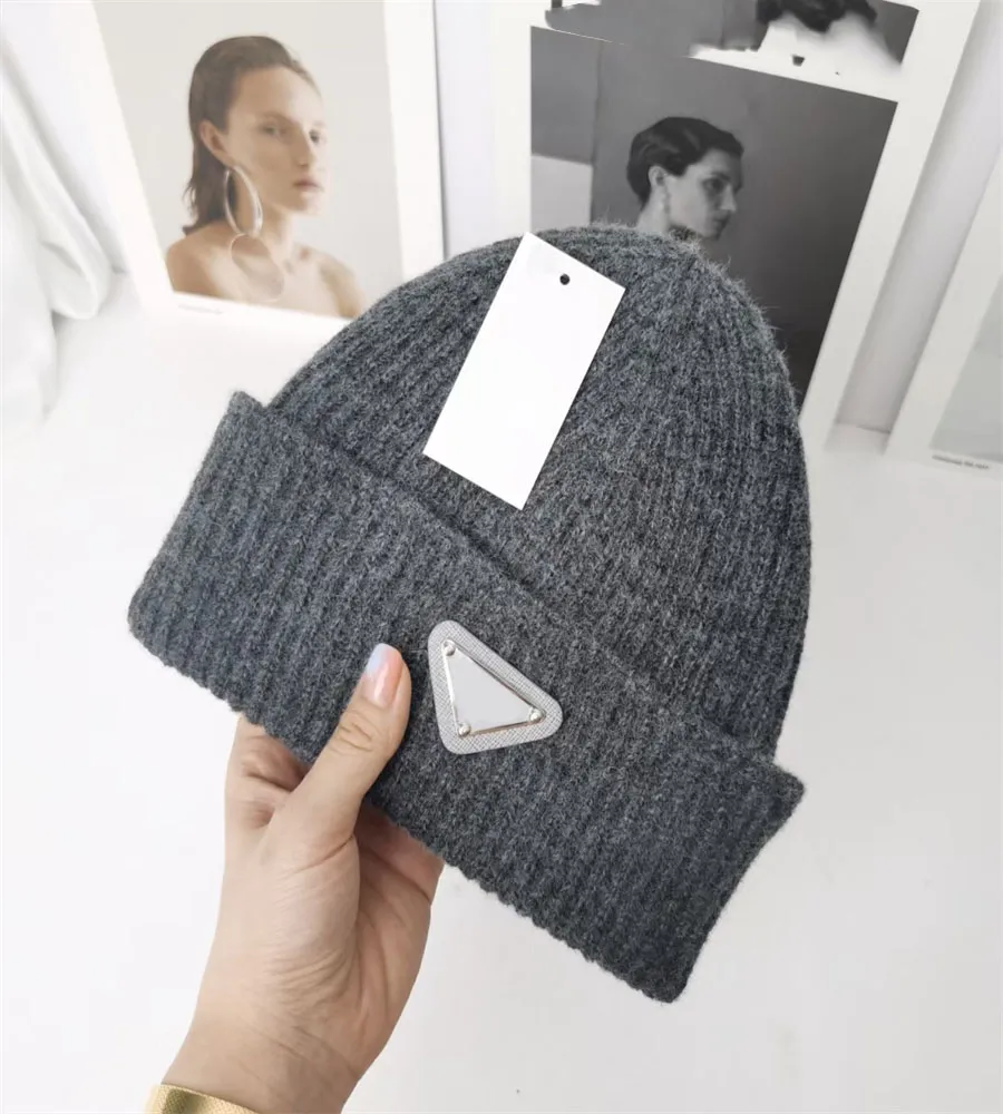 Fashion Designer Luxury Knitted Hat Classic Men`s and Women`s Letter Borderless Hat High Quality Winter Leisure Outdoor Skiing Available