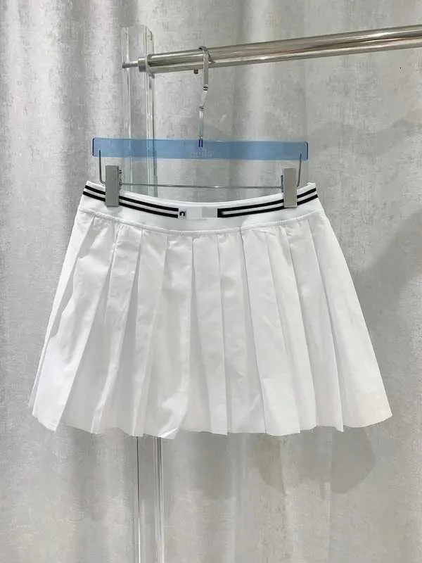 Jupes Designer 2023 Été Nouveau Logo Broderie Lettre Stripe Contraste Taille Haute Slim Réduire Âge Filles 100 Jupe Courte Plissée Demi-Corps 2UO2