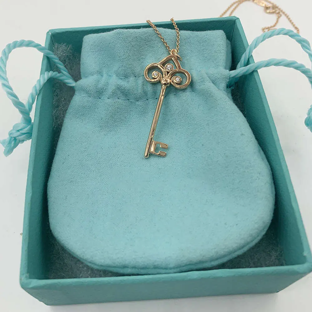Mode Tiffancy Accessories Designer Brands Sier Crown Key Halsband Kvinna Rose Gold Diamond Pendant Collar Chain Heart Shapedsweater Suower Iris