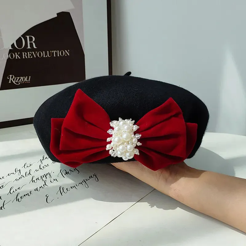 Berets 09shi Ins Chic Retro Winter Wool Velvet Pearl Bow مع ألوان قوية على تباين سيدة Beret Cap Women Leisure Painter Hat 231109