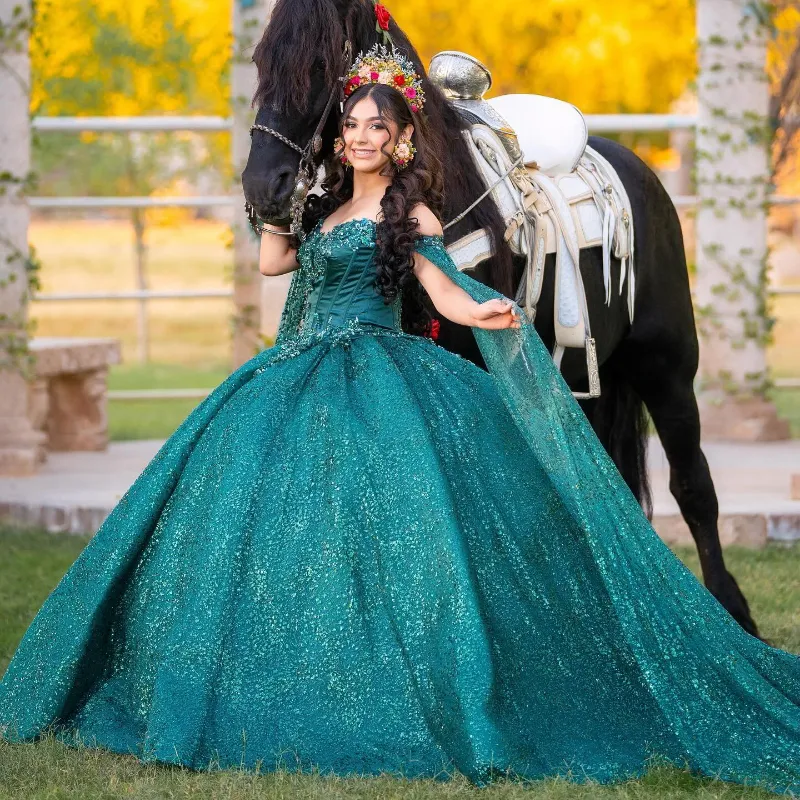 Błyszcząca szmaragdowa zielona z ramion sukienki Quinceanera koronkowe koraliki z Cape Ball Suknia Księżniczka Sukienka Vestidos 15 de Quinceanera