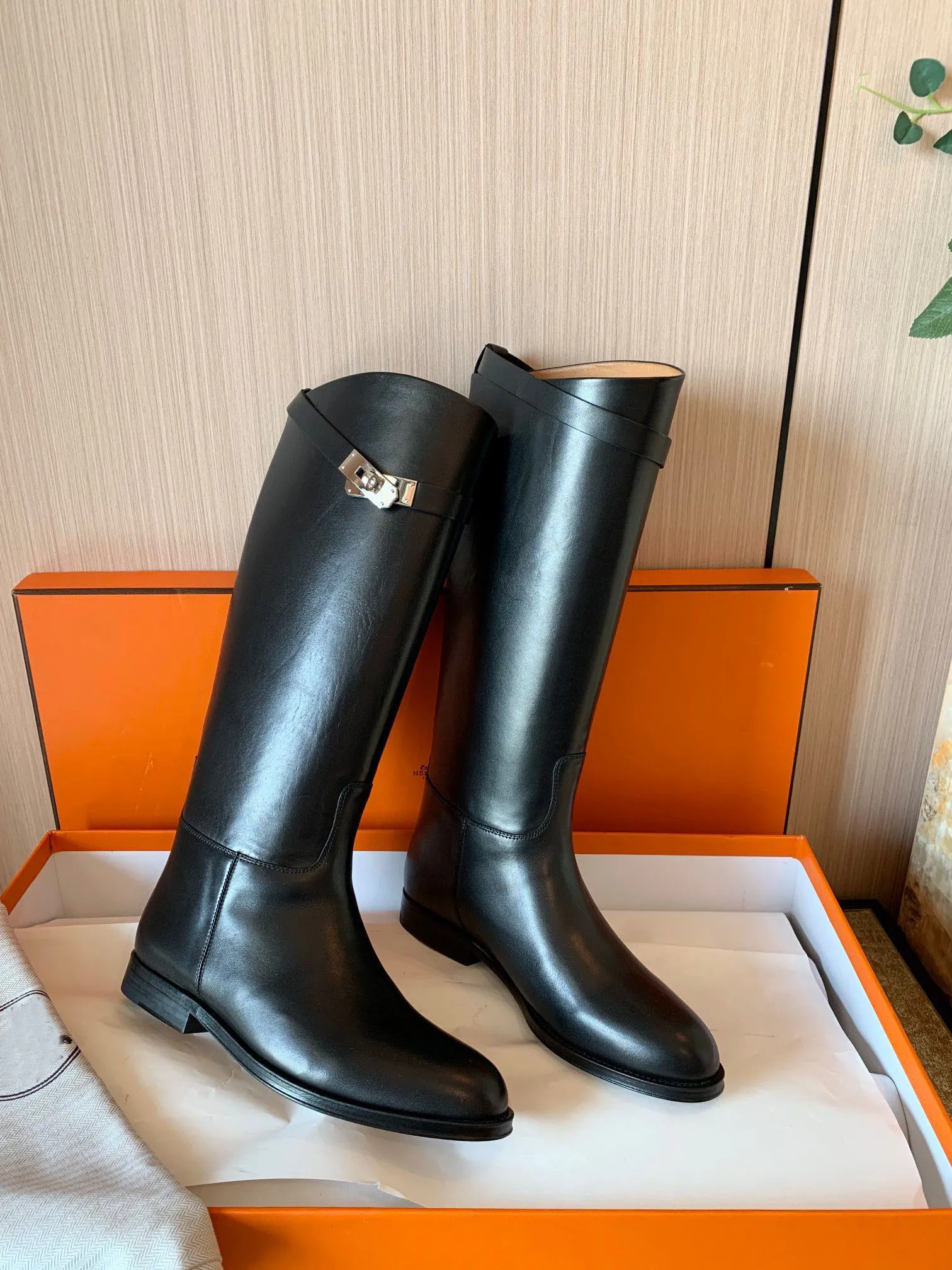 botte haute en cuir de veau lisse boucle bottes de chevalier à enfiler talon épais en cuir bottes d'équitation à bout rond jusqu'aux genoux designers de luxe talon plat semelle en caoutchouc botte femme