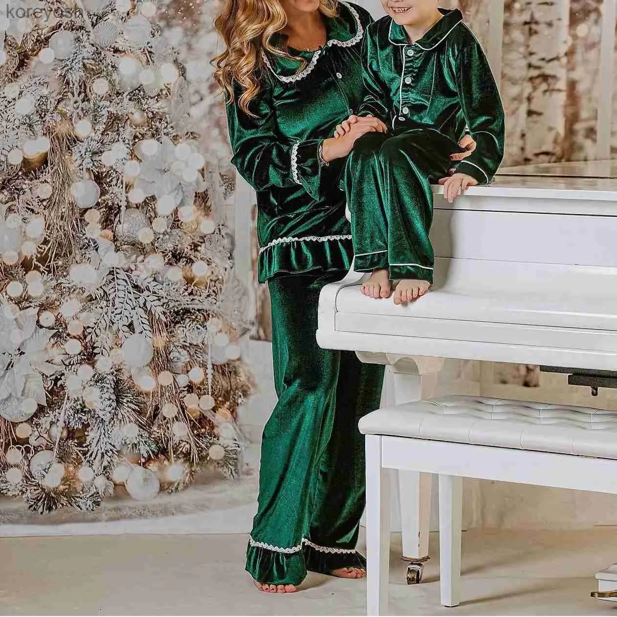 Pyjamas 2023 Julpyjamas för familjens gröna sammetflickor kläder 8 till 12 år som matchar baby barn kvinnor sömnkläder chidlrens 'pyjamasl231109