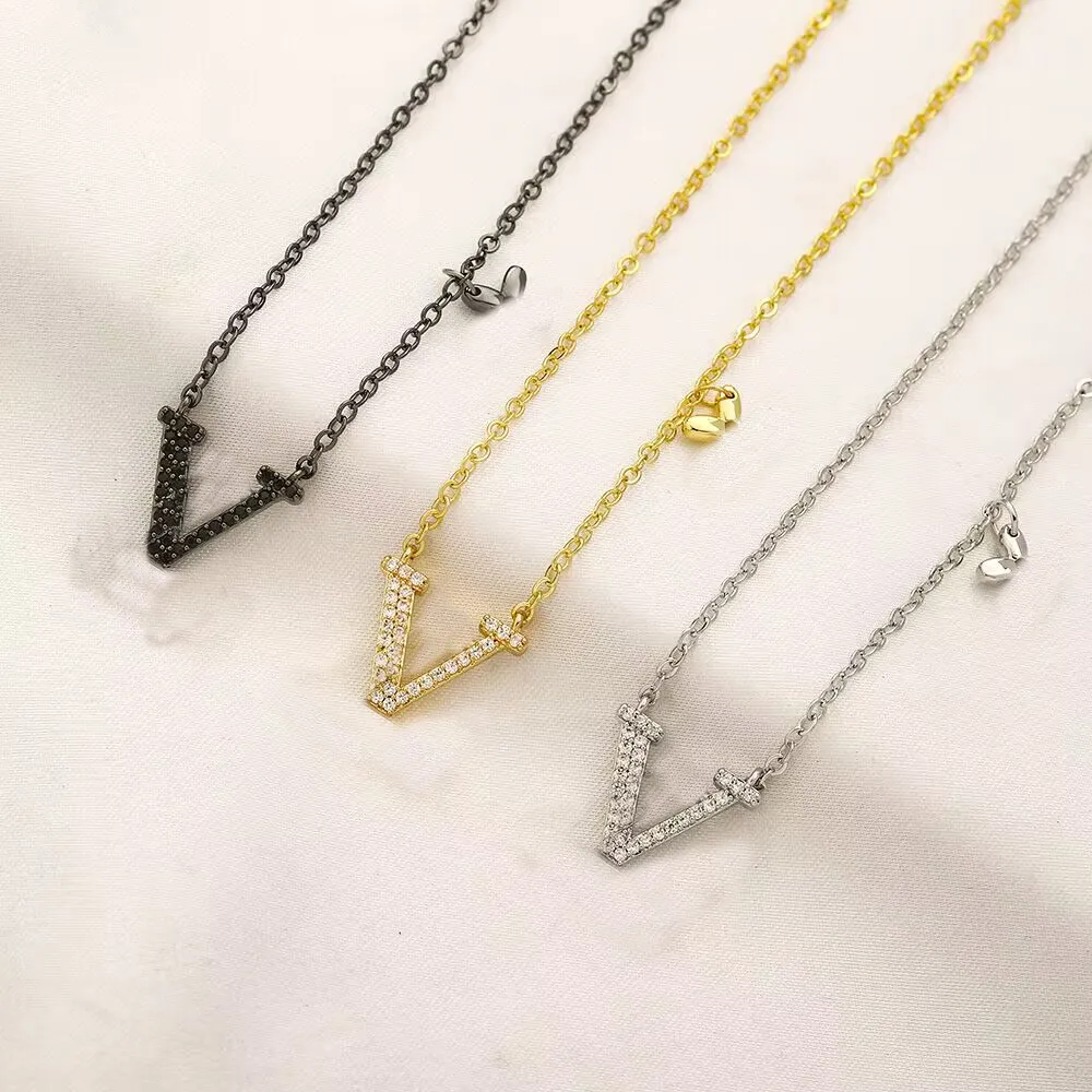 Womens necklaces designer pendant diamond necklace plated silver gold chains for men heart letter luxury necklaces trendy classical multi styles zb096