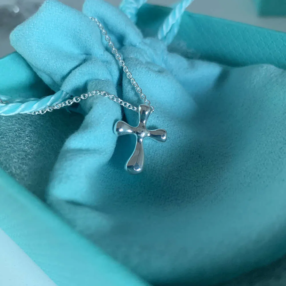 مصمم إكسسوارات الموضة براندت عائلة S925 Sterling Silver Glossy Cross Necklace لعشاق الذكور والإناث Ins Simple Tiff Chain