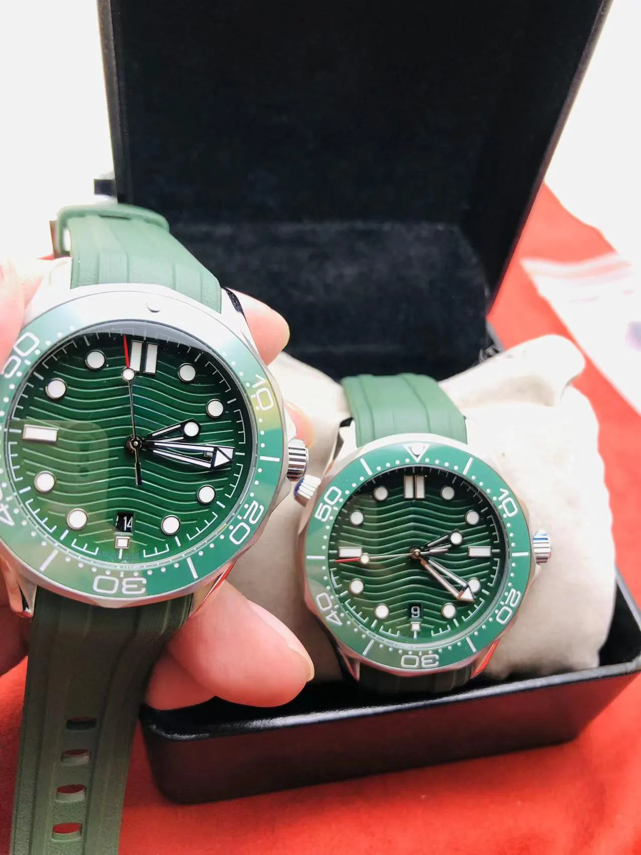 Orologio sportivo di lusso da uomo di nuova vendita calda Anello in ceramica verde Quadrante verde moda Motivo a onde oceaniche Finestra con calendario nero Vetro zaffiro Cassa in acciaio inossidabile impermeabile