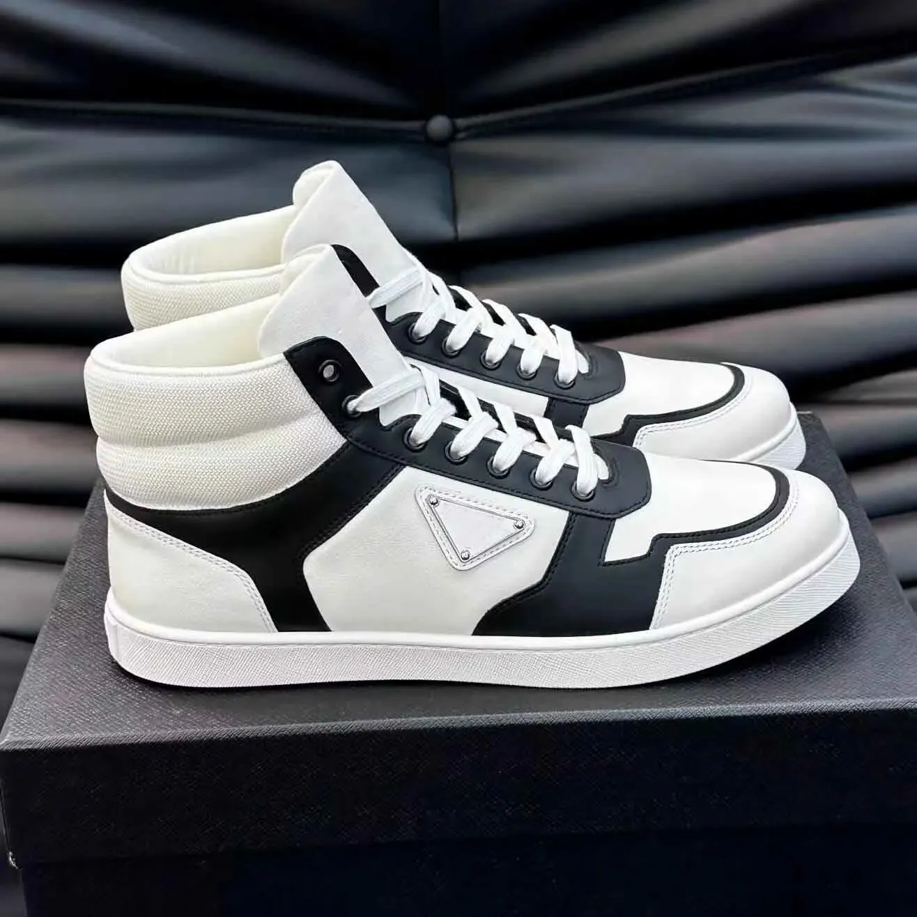 Kända märken White Black Leather High-Top Sneakers Shoes Men Casual Walking Rubber Sole Men's Sports Mesh Fabric Patent Leather Outdoor Trainers 38-46