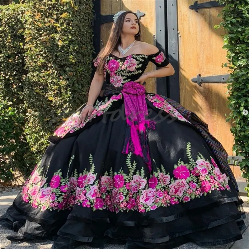 Mexikanische schwarze Quinceanera-Kleider Charro mit farbenfroher Stickerei aus Samt, Ballkleid, süßes 16-Kleid, luxuriöses, elegantes Vestidos de Novia 2024, abgestuftes Vestido de 15 Anos mit Schärpe