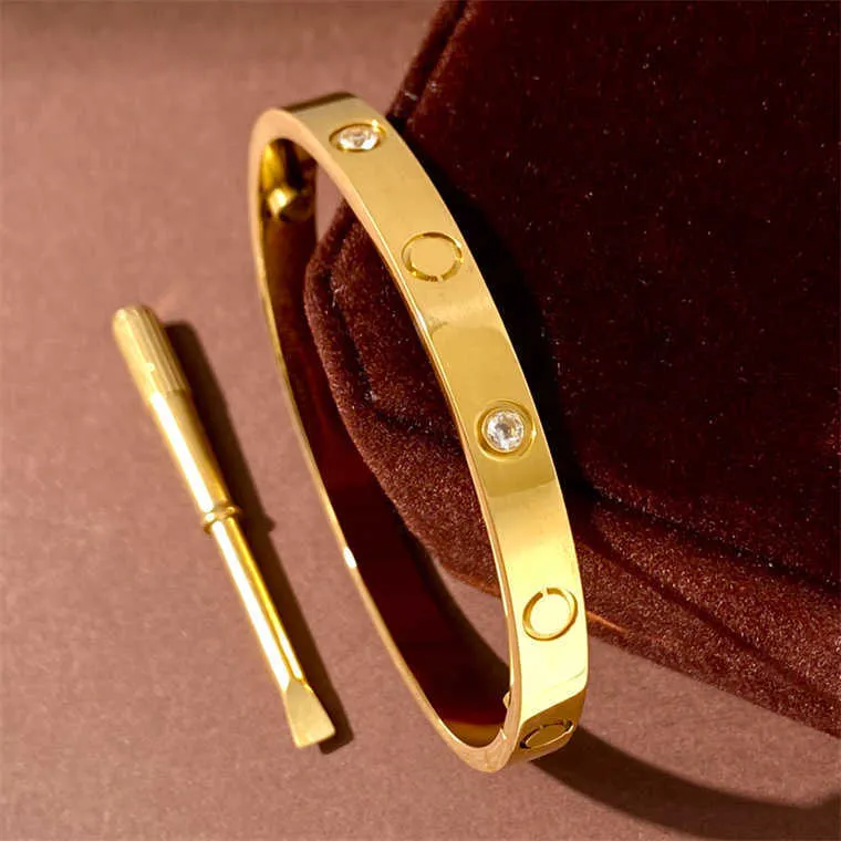 A Designer C arter braccialetto di lusso designer di gioielli Classico braccialetto da uomo da 6 mm con cacciavite a vite Bracciale alla moda Lega di acciaio al titanio placcato oro Artigianale Mai F WWJN