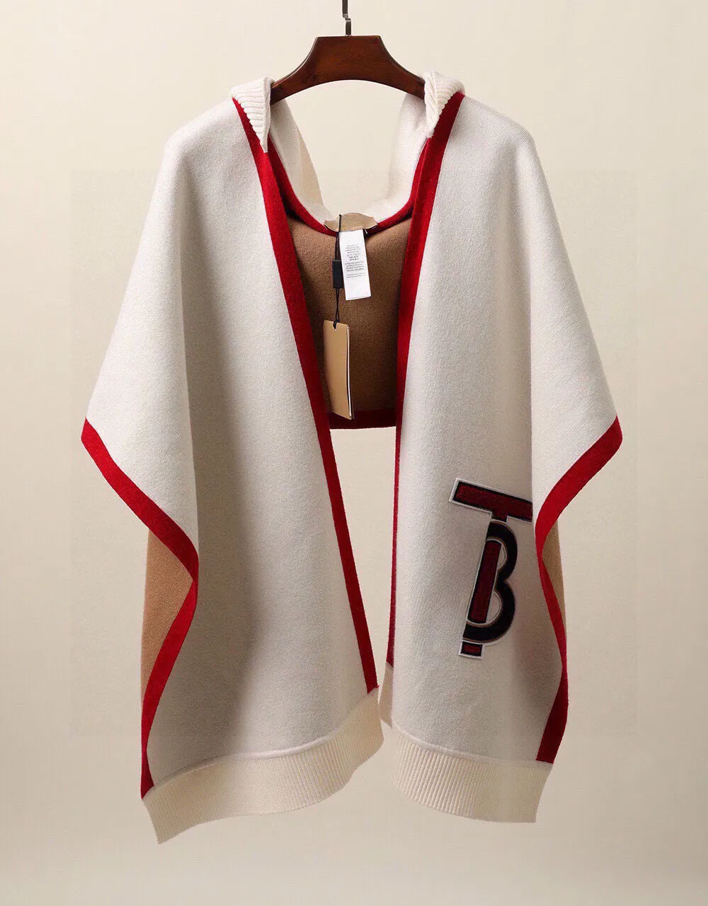 Le nouveau tissu tricoté en laine et cachemire ultrafin à capuche jacquard à motif logo qui, comme écharpe ou cape, confort et chaleur