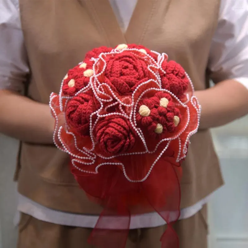 Bouquet di fiori nuziali per la sposa, fatto a mano all'uncinetto, con rose artificiali, lancio nuziale, regalo di compleanno di San Valentino