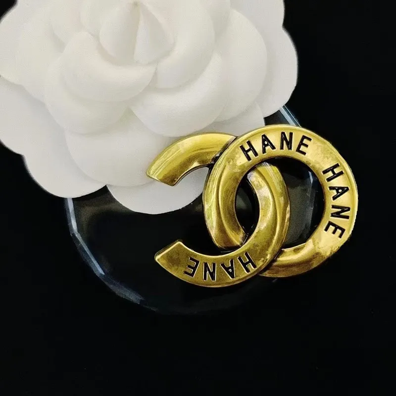 الكلاسيكية عتيقة ذهبية الفضة العلامة التجارية الفاخرة Desinger Brooch Women Letter