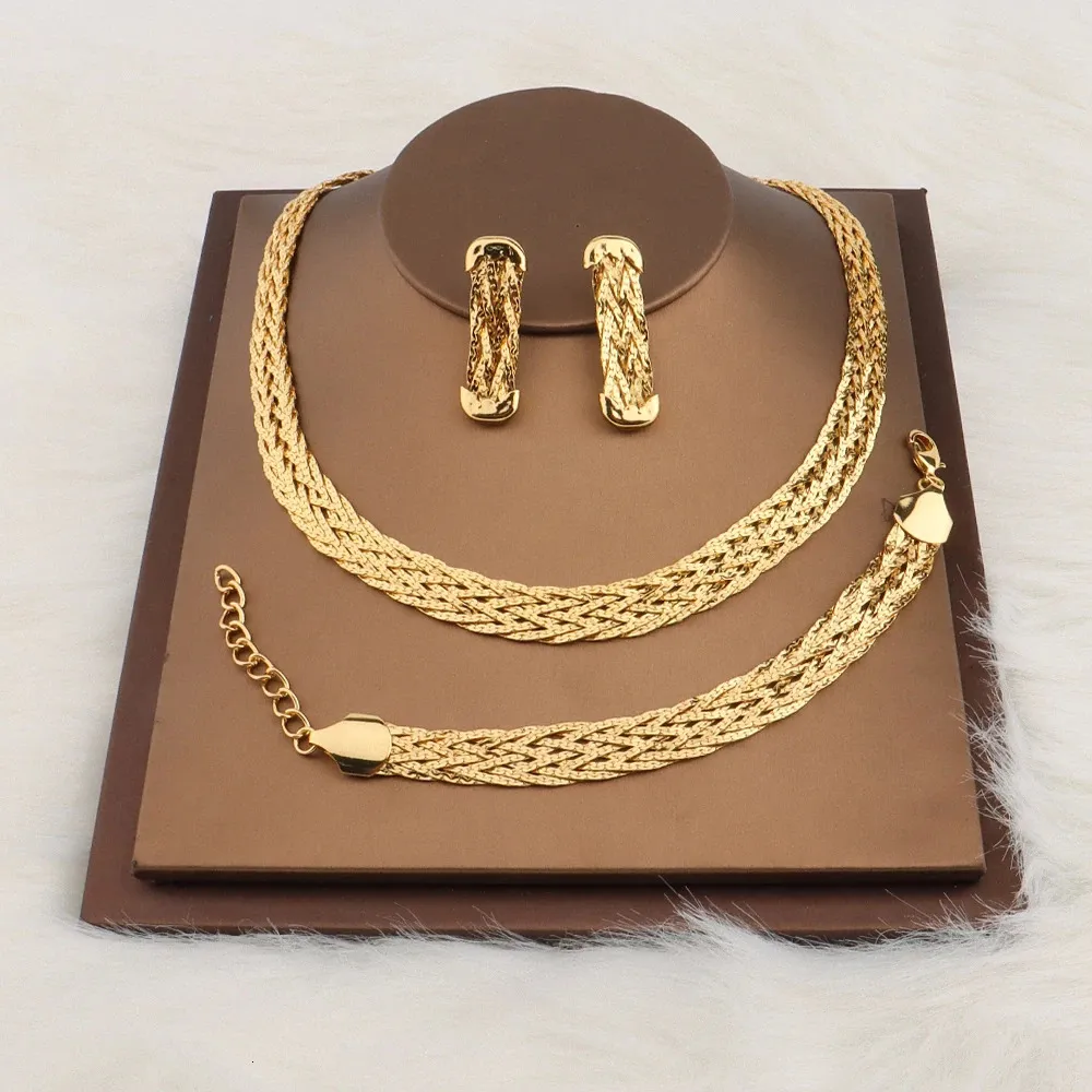 Stud Gold Color Hollow örhängen Halsband Set Fashion Women Dubai Africa Luxury Punk Jeweller Choker Wholesale Accessaries 231109