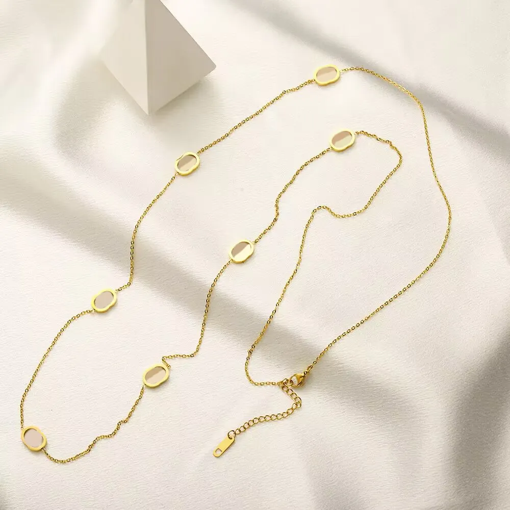 Diseñador de collar de suéter de invierno para mujeres collares letra larga cadena de oro chapada en acero inoxidable moda collares de diseñador de lujo joyería famosa zb093