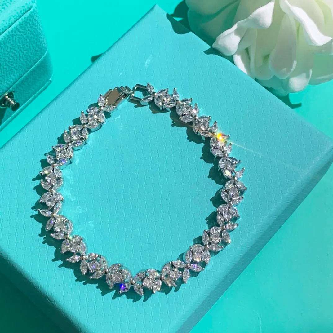 Bracelet de styliste pour femmes, trèfle à quatre feuilles, tendance, élégant, chaîne de perles, bijoux de fête en diamant, cadeau, vente en gros, joli