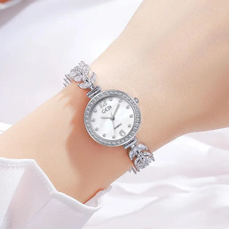 Montres-bracelets Lumière Luxe Petite Femme Élégante Montre Fishtail Femme Nacre Sirène Accessoires Pour Femmes Quartz