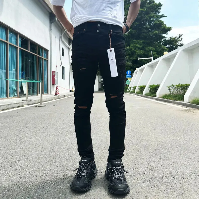 Mäns jeans street modedesigner lila jeans män knappar flyger svart stretch elastisk mager rippade jeans knappar flyga hiphop märke byxor 231108
