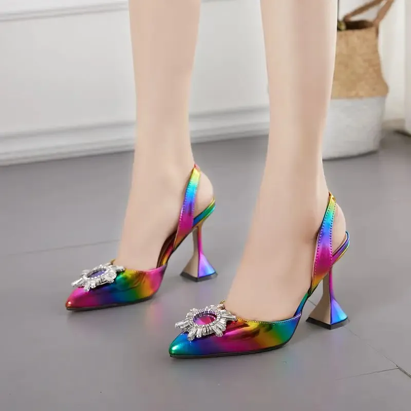 Sukienka buty Rainbow Kolor Sandały Eleganckie spiczaste palce w stylu słonecznym Rhinestone High Heels Buty chwastowe Pumki pięty Sandały Sandały Upuszczenie statku 231108