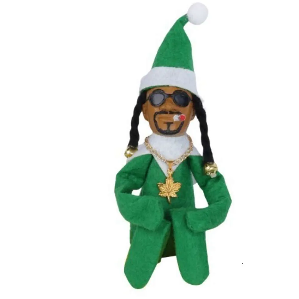 Poupée en résine verte, poupée en feutre noir, Snoop sur un perron, jette un coup d'œil à une poupée elfe courbée décorée de Noël