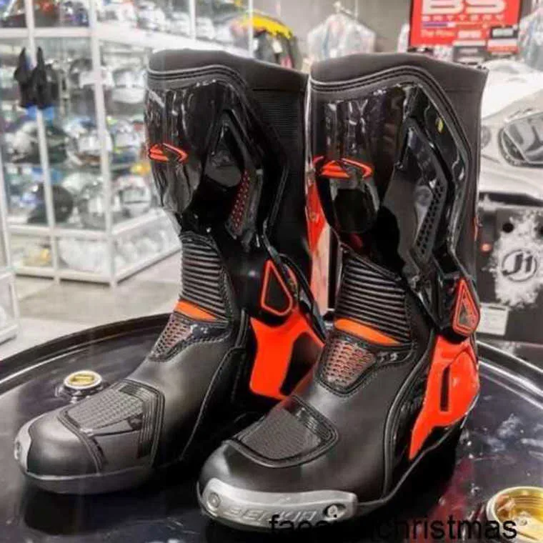 Botas de ciclismo de motocicleta Calçado autêntico BENKIA BENKIA Botas de equitação de motocicleta Rally Cross Country Sapatos de corrida quentes e anti-queda para homens e W HBAI