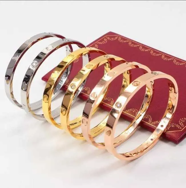 Un designer Carter Bangle Ne se décolore jamais Ergonomie Tailles ovales 16CM 17CM 19CM Bracelet classique Bijoux en acier inoxydable Argent Or Rose Verrouillage facile Amoureux des diamants Soutien-gorge 331Y