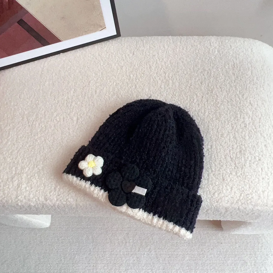 Diseñador de marca Gorro para mujer Gorro para mujer Otoño e invierno Estilo de fragancia pequeña Nueva moda cálida Todo fósforo Letra CE Gorro de punto MH1