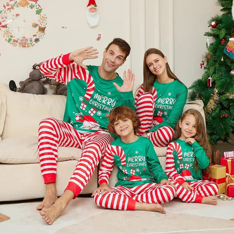 Bijpassende familie-outfits Kerstpyjama's Pyjama's voor volwassenen en kinderen Kerstman TopsStripe Broek Kerst Nachtkleding Baby Boy Meisjes Romper 231109