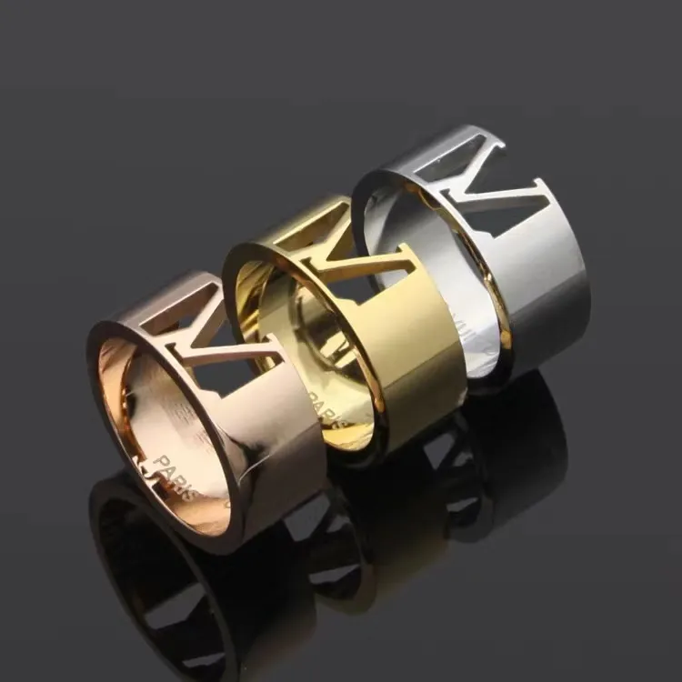 2023 Novo anel de casamento oco em forma de V para homens e mulheres marca simples anel de engajamento de casal 316l Titanium Steel Designer Ring