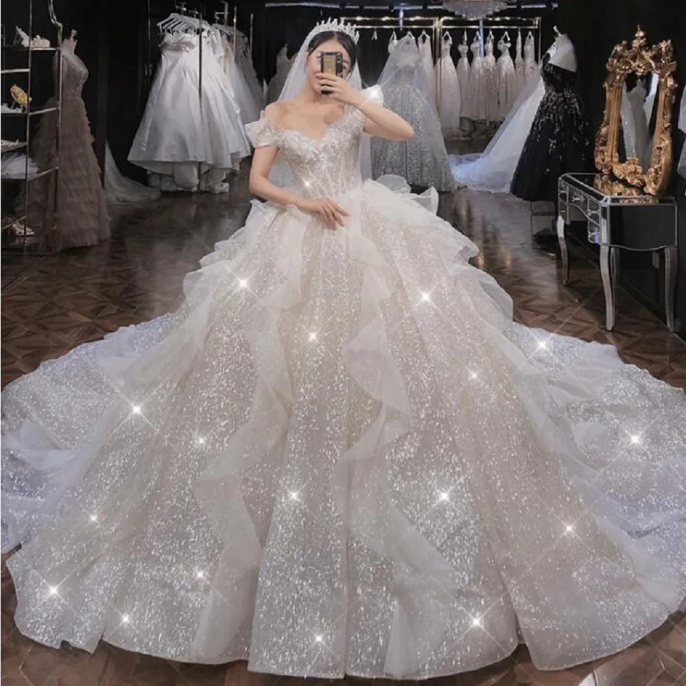 4030 2024 Elegant Shine Crystal Wedding Dress Ny Off the Shoulder Bridal Glows Brush Train Size Anpassad