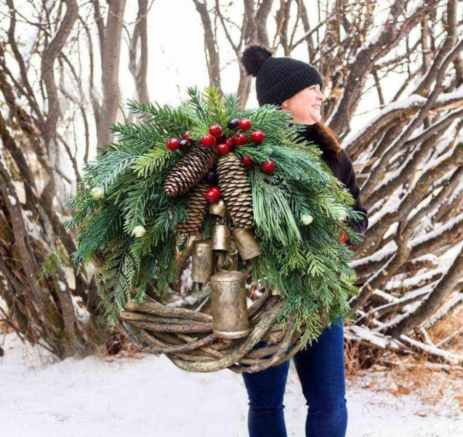 装飾的な花の花輪素朴なクリスマスリースラタンパインコーンガーランド農家の装飾ベルフロントドアの装飾Hangin3036168