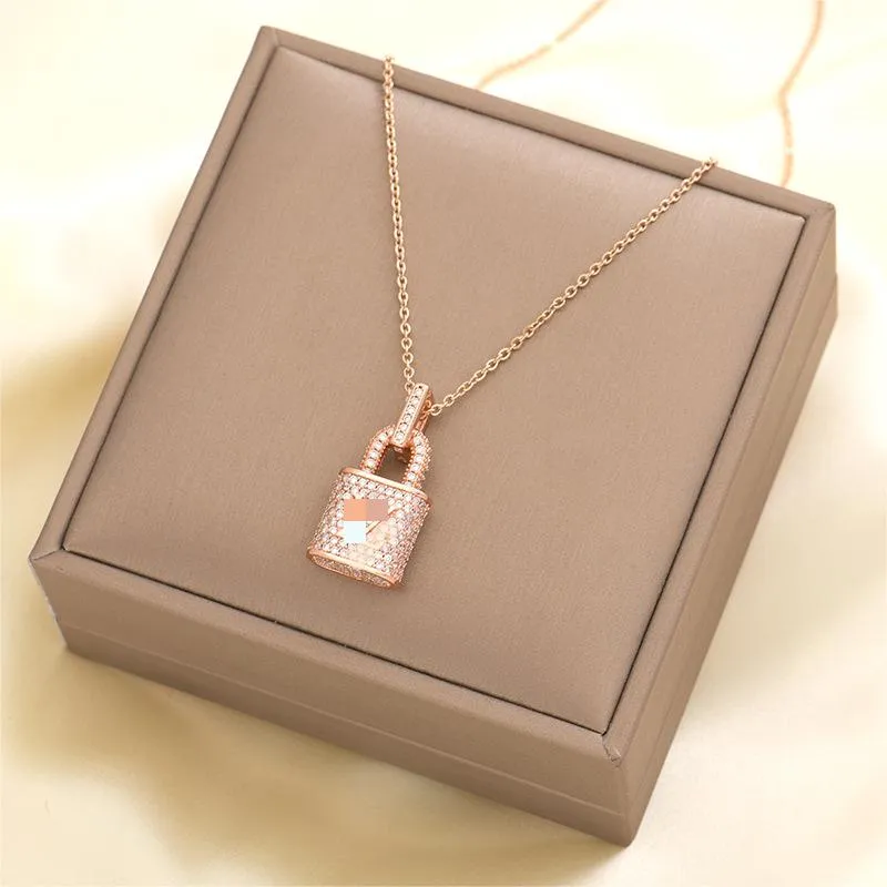 Luxury 18k Gold Locket Pendant Män och kvinnor med diamantinitialer Halsband Designer Personlig titanstål Hullsbenkedja