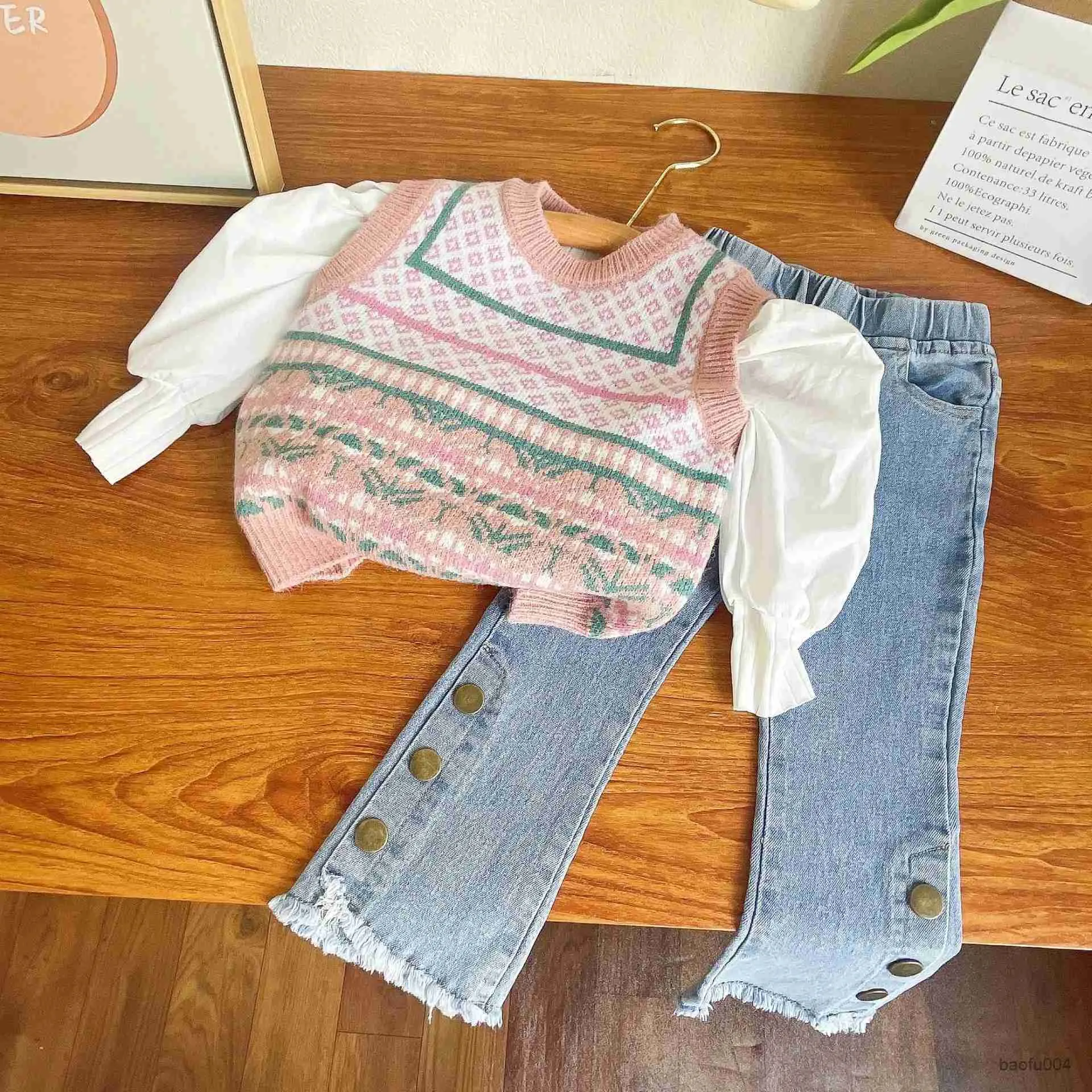 Set di abbigliamento Autunno/Inverno Nuovo set di vestiti per ragazze Canotta in maglione stile vintage + Camicia inferiore + Pantaloni a campana da cowboy 3 pezzi Vestiti per bambini