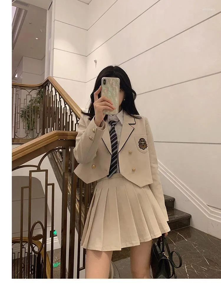 Abito a due pezzi Insozkdg Abiti stile college 2023 Primavera Autunno Coreano Senso di alto livello Abito elegante Giacca sportiva Jk Gonna a pieghe uniforme 2 pezzi