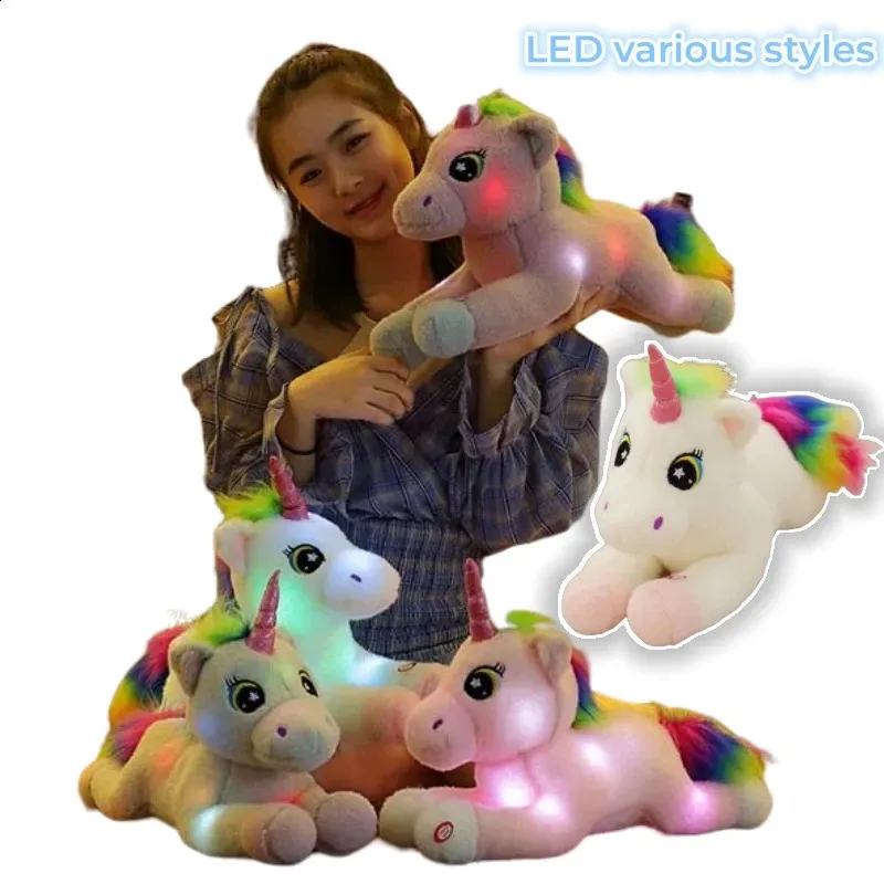 Plush Light - Up Toys Kawaii 50cm LED Light Colorful Unicorn Plysch Toy The Rainbows svans Glödande mjuk närvarande för barn förvånad Derokation 231109