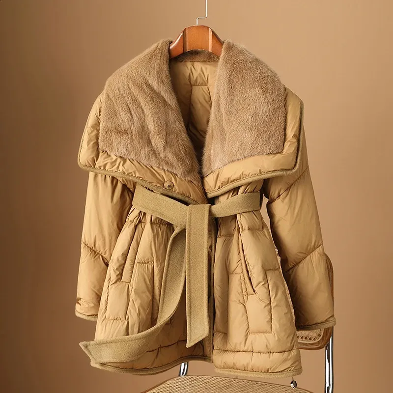 Piumino da donna Parka Premium leggero di lusso in pelliccia Piumino da donna Inverno 2023 Europeo di media lunghezza in piuma d'oca con collo in visone 231110